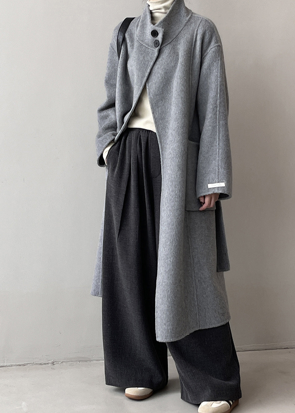 Italienischer grauer Wollmantel mit Stehkragen und Taschen, Taillenbund, Herbst AF1099