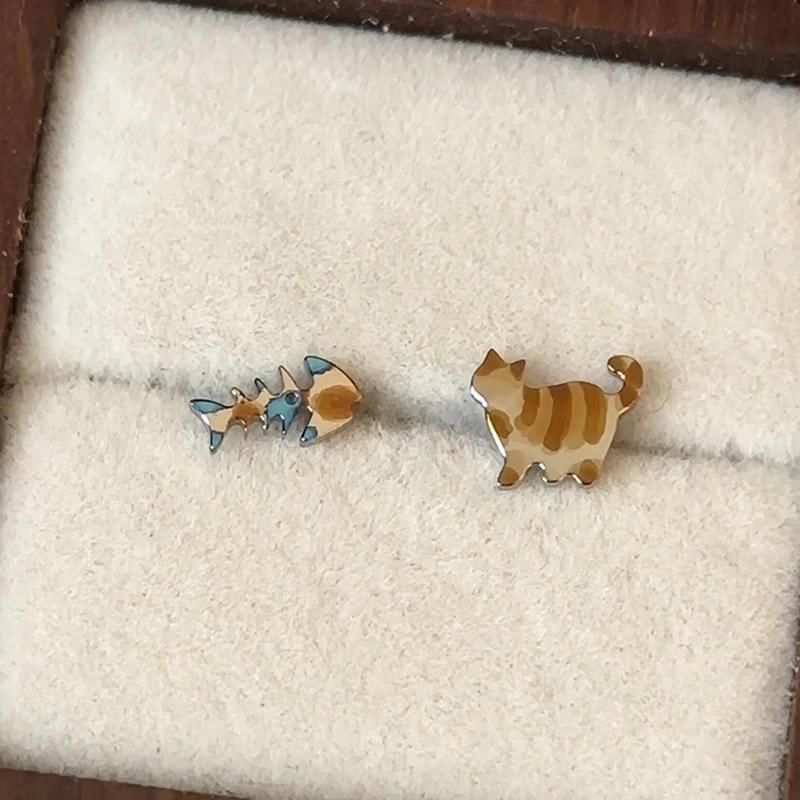 Asymmetrical Stud Fish Alloy Earring Cat