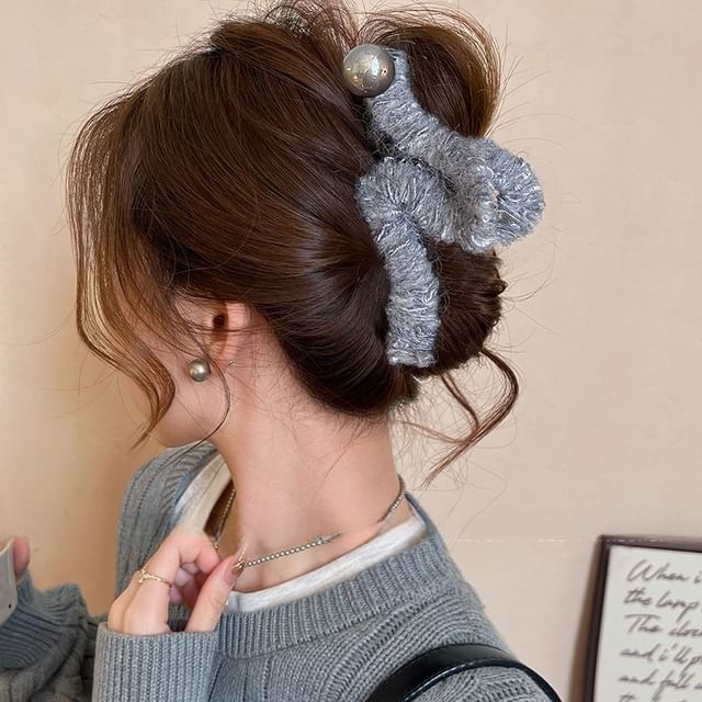 Yarn Hair Pearl Claw Faux