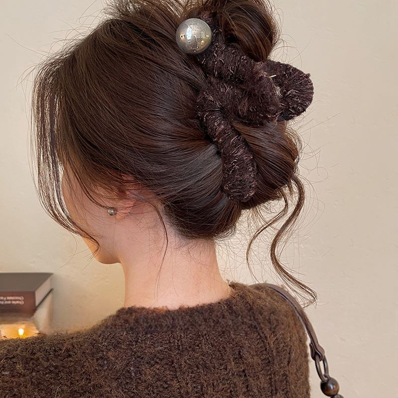 Yarn Hair Pearl Claw Faux