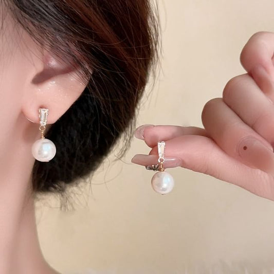 / Faux Clip-On Pearl Earring Drop