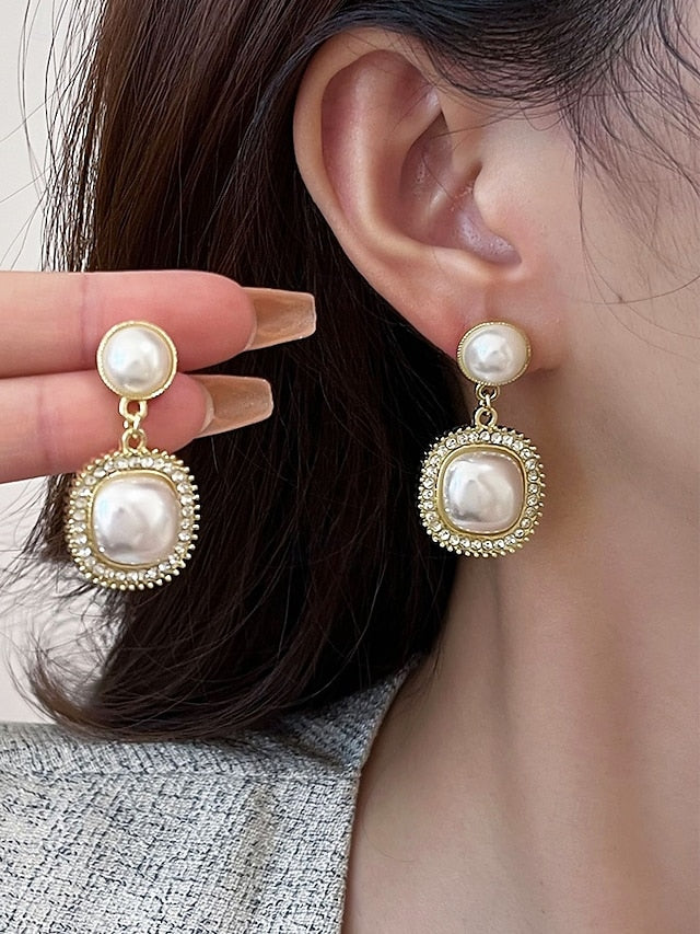 – with Rhinestone Gold-Plated Elegant Pearl Earrings Detailing
